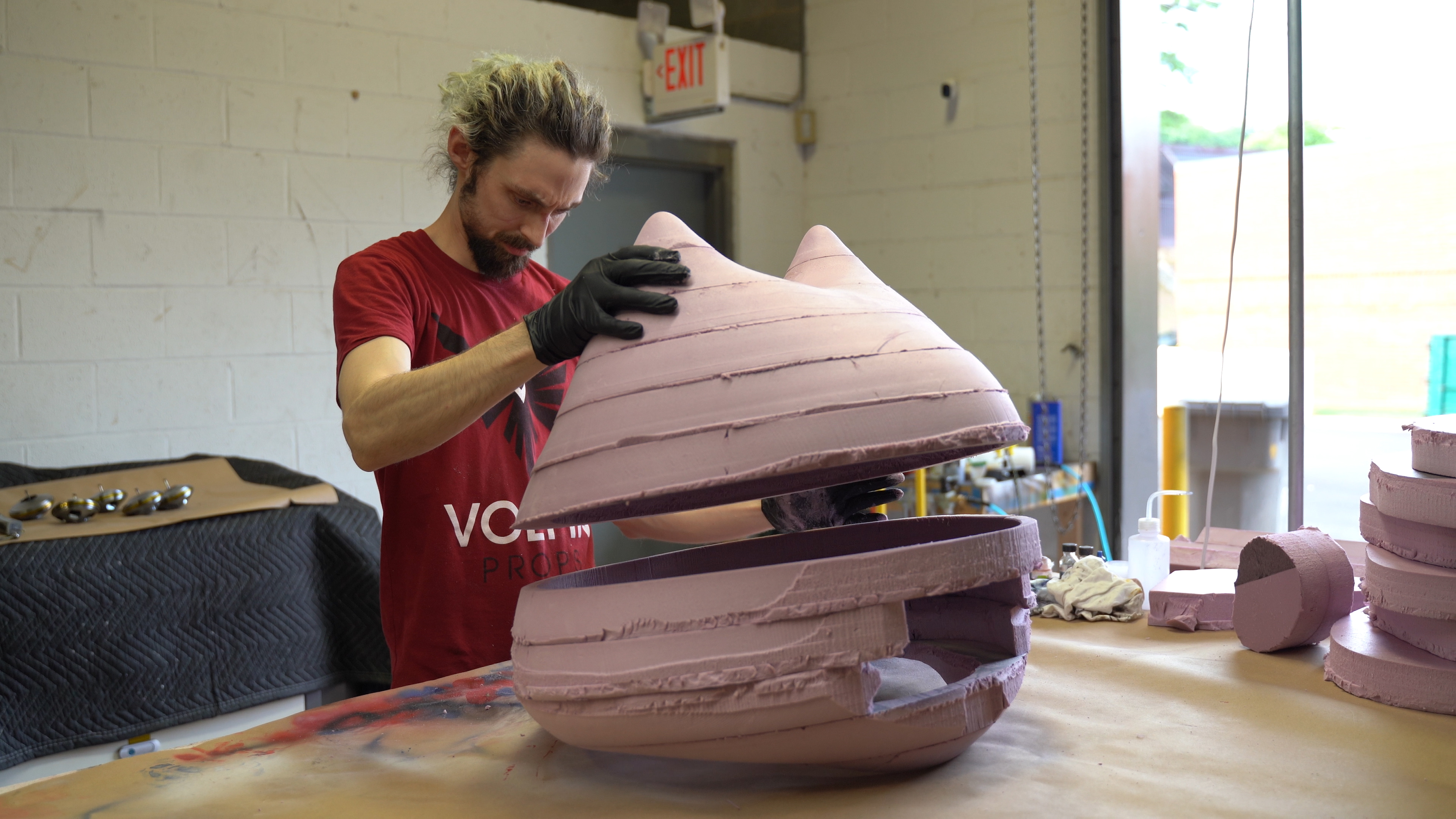 Illustration for article titled It Took 12 People To Make This Giant Monster Hunter Cosplay